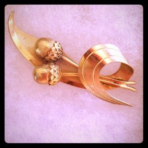 Vintage Golden Acorns And a Leaf Brooch